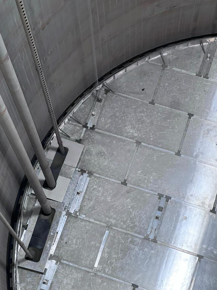Aluminum internal floating cover deck inside a storage tank, panelized aluminum riding on the liquid surface