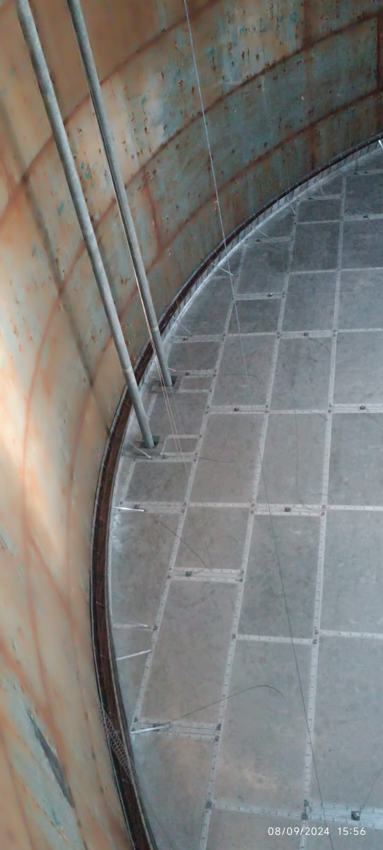 Aluminum floating cover deck meeting the tank shell at the peripheral seal